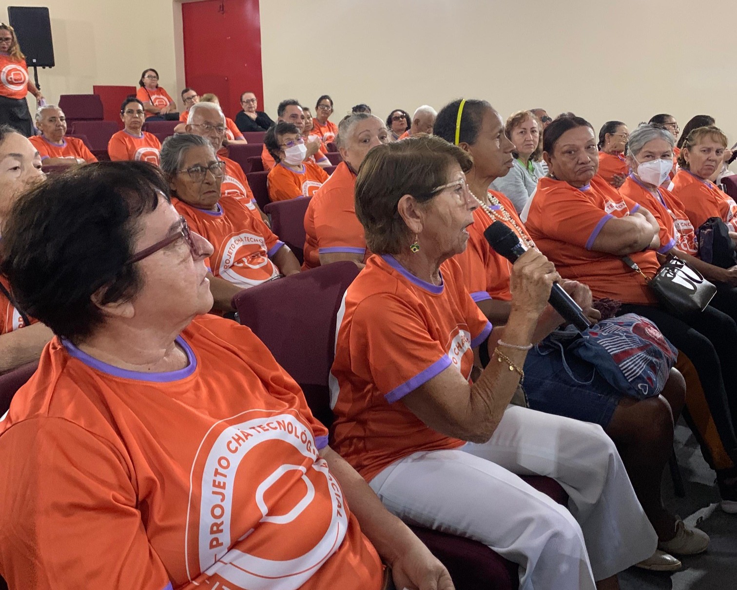 Envelhecer com dignidade: pessoas idosas recebem tablets e concluem formação em Fortaleza